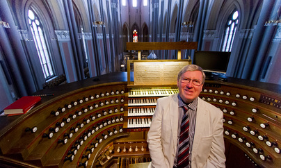 Martin Setchell at the console of Wiesbaden Marktkirche organ