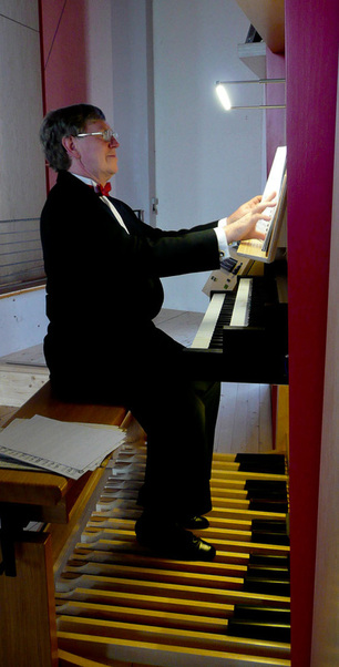Martin Setchell playing the organ in Muehlacker, Germany